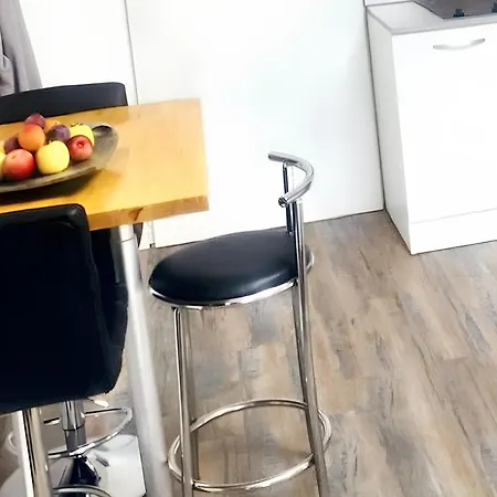 A Saint-jory, 25 M² Avec Piscine Partagee *